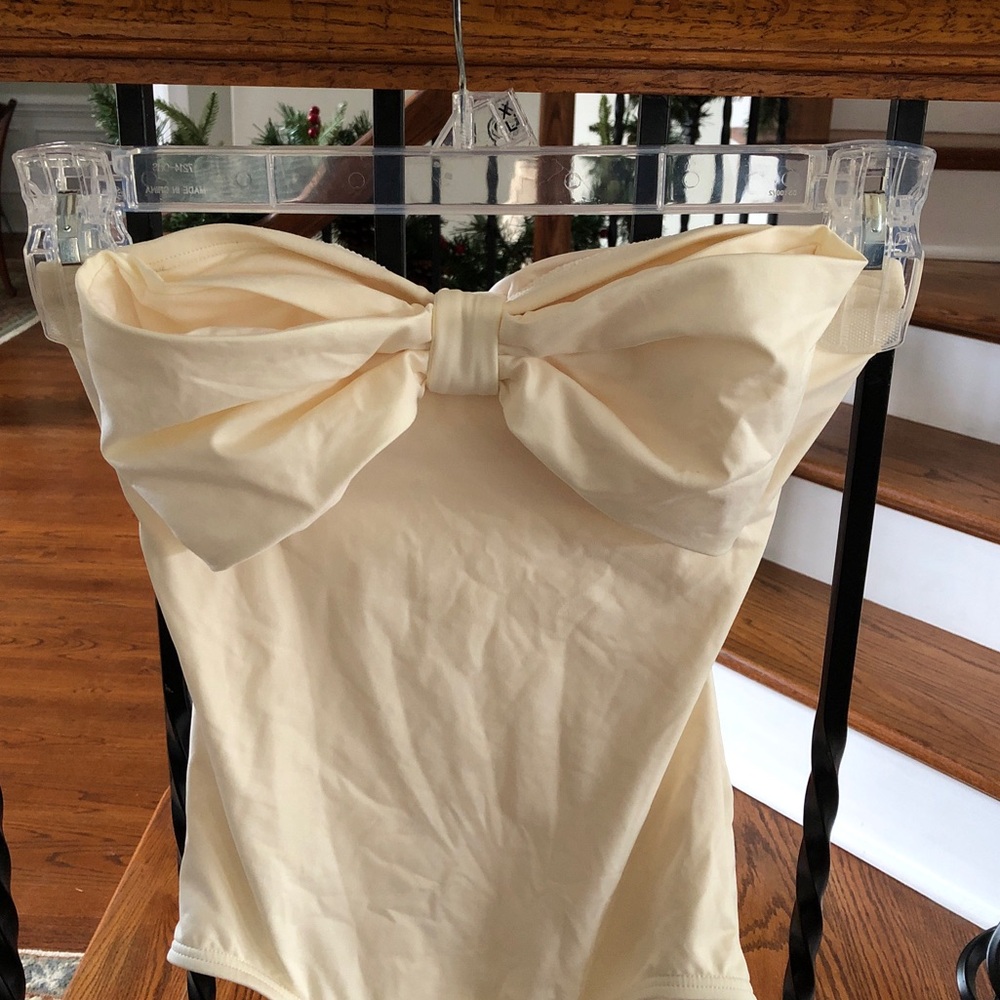 Kate Spade New York Women's Bow Swimsuit, Cream Size XS in Gently Used Condition - Picture 3 of 5